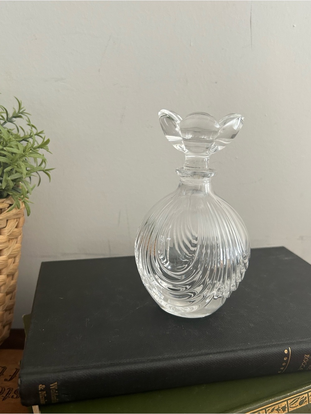 Vintage Floral Design Clear Crystal Perfume Decanter with Flower Top Stopper
